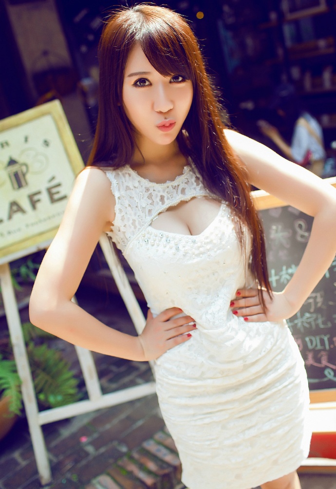 长发白色紧身连衣裙美女露美胸图片 2
