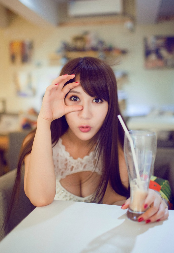 长发白色紧身连衣裙美女露美胸图片 4
