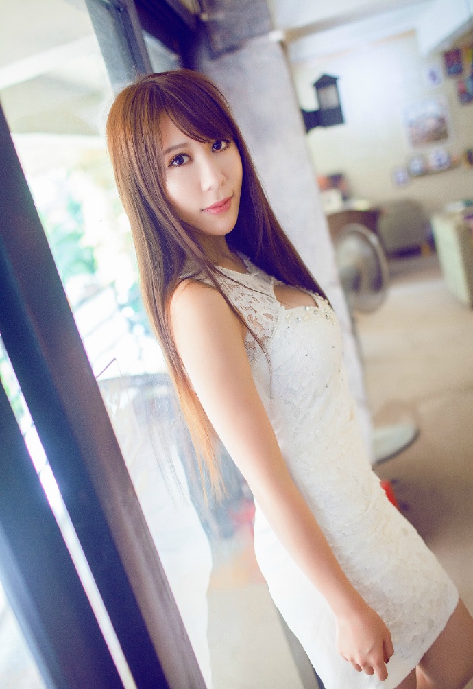 长发白色紧身连衣裙美女露美胸图片 9
