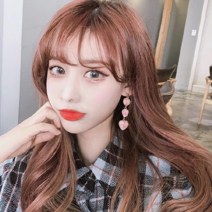 大眼睛韩国美女网红嘟嘴可爱自拍照图片