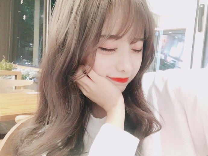 大眼睛韩国美女网红嘟嘴可爱自拍照图片 2