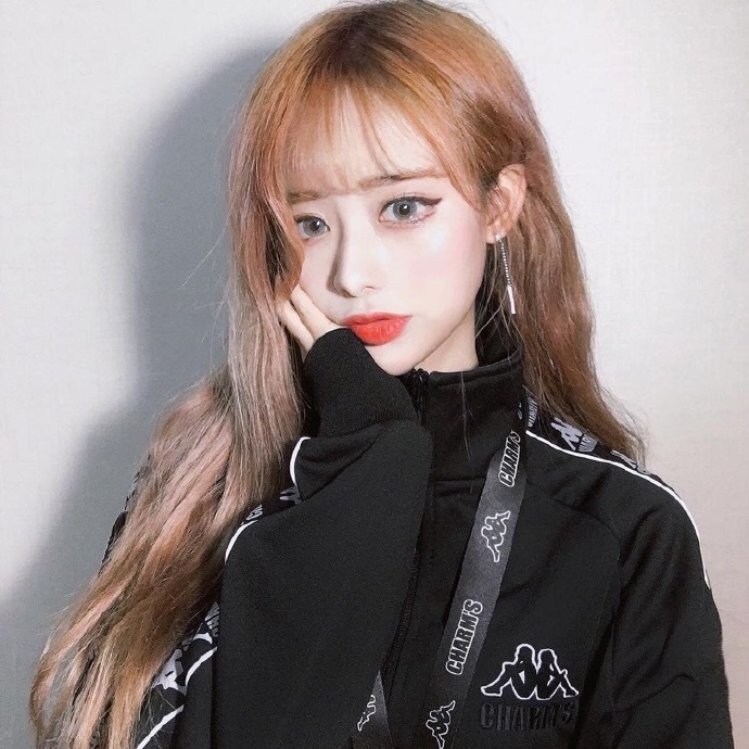 大眼睛韩国美女网红嘟嘴可爱自拍照图片 5