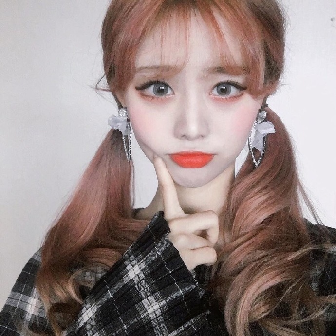 大眼睛韩国美女网红嘟嘴可爱自拍照图片 6