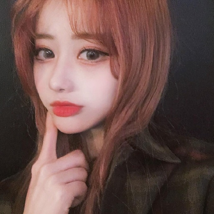 大眼睛韩国美女网红嘟嘴可爱自拍照图片