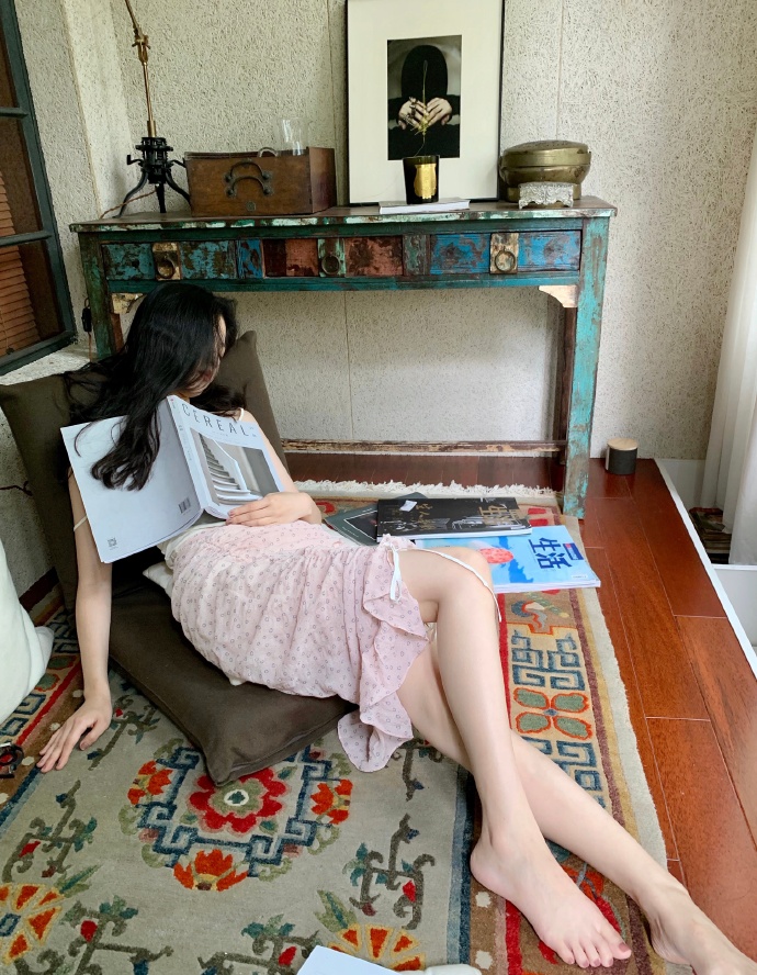 蛋卷头烫发美女生活照图片 2