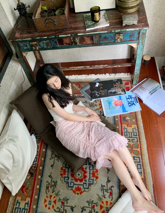 蛋卷头烫发美女生活照图片 4