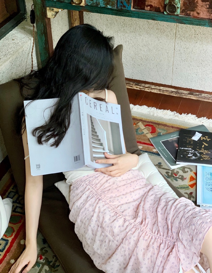 蛋卷头烫发美女生活照图片 5