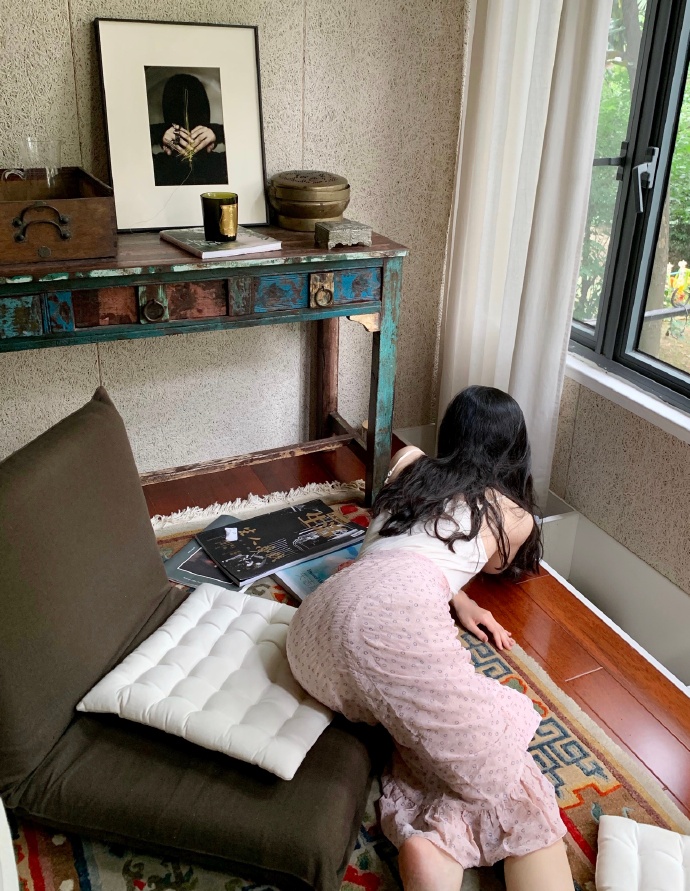 蛋卷头烫发美女生活照图片 6