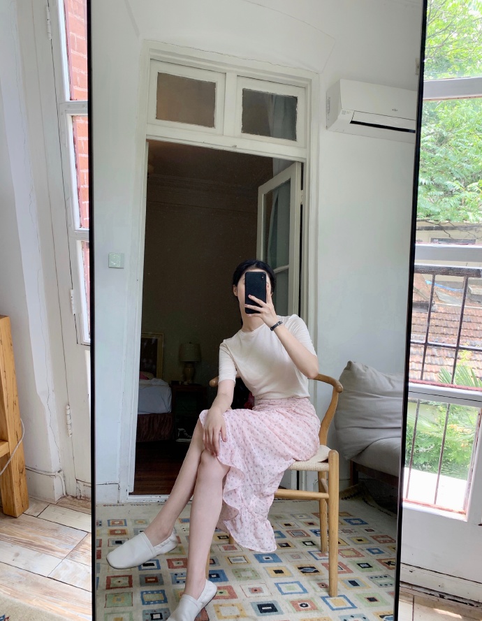 蛋卷头烫发美女生活照图片 9