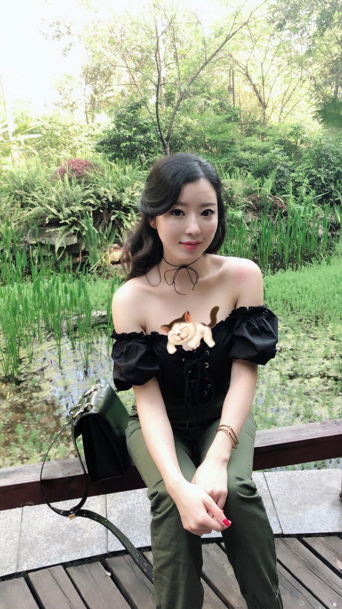 漂亮美女蚂蚁腰街拍图片 2