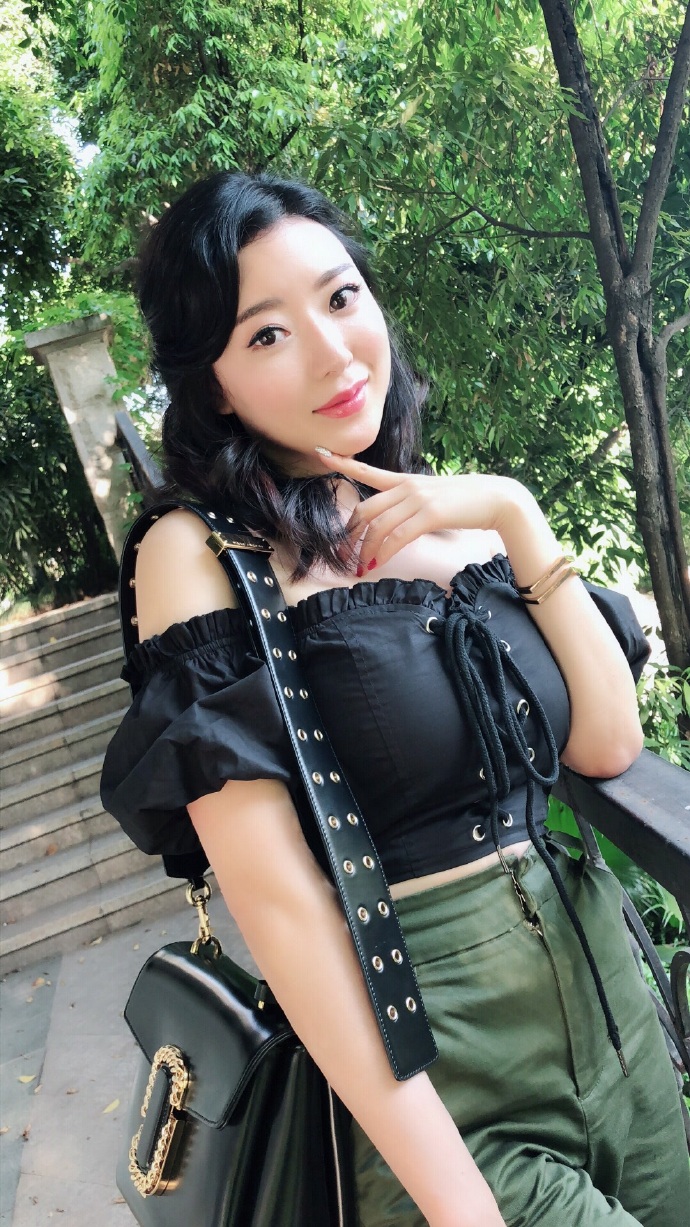 漂亮美女蚂蚁腰街拍图片 3
