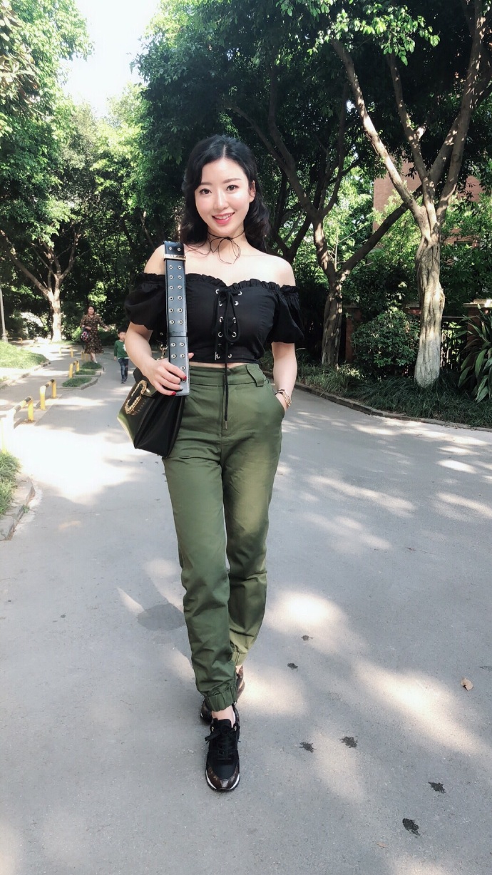 漂亮美女蚂蚁腰街拍图片 4