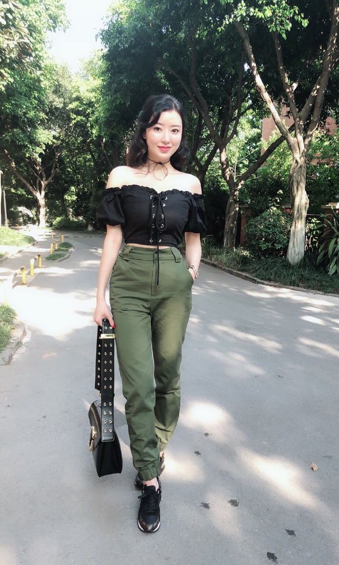 漂亮美女蚂蚁腰街拍图片 5