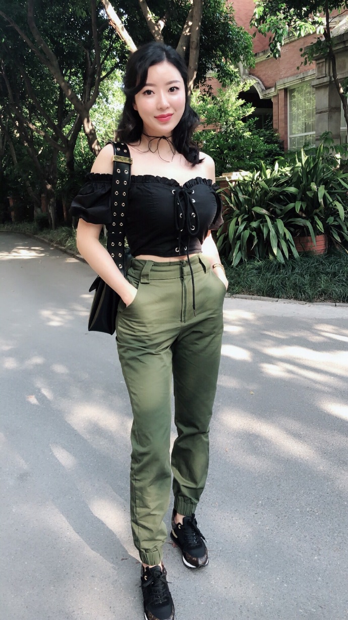 漂亮美女蚂蚁腰街拍图片 6