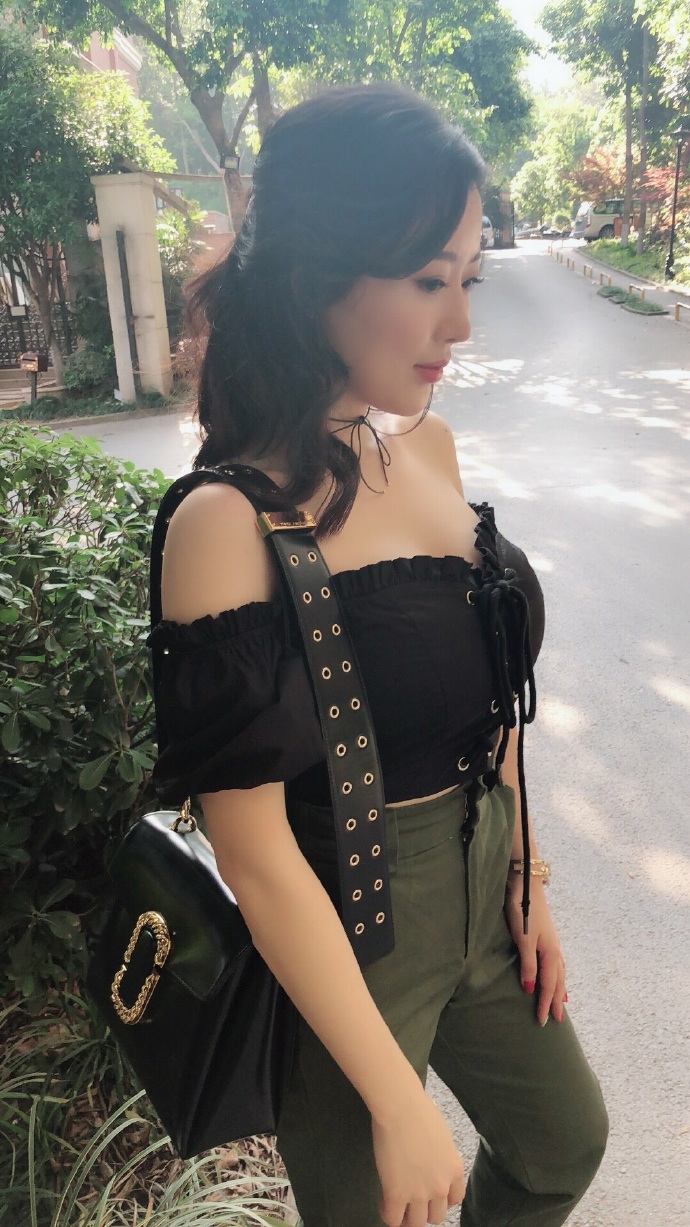 漂亮美女蚂蚁腰街拍图片 7