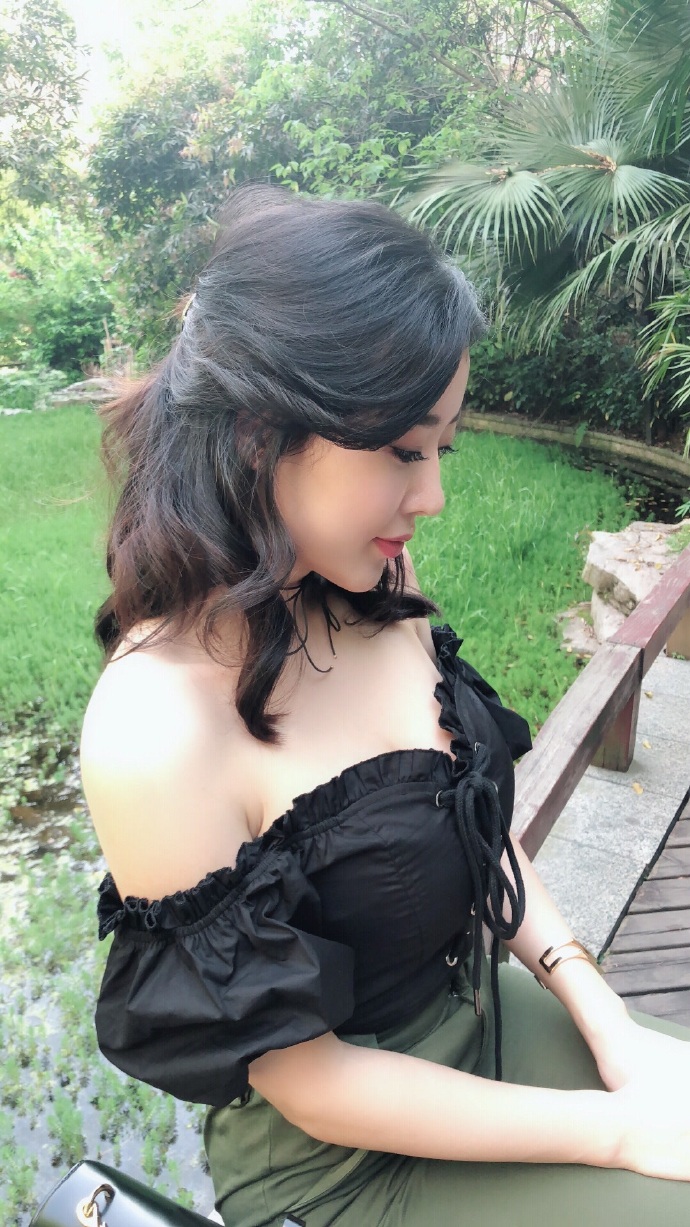 漂亮美女蚂蚁腰街拍图片 8