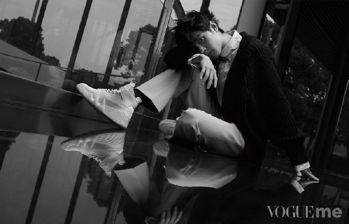 90后男明星肖战《VogueMe》二月刊封面大片怼脸照 5