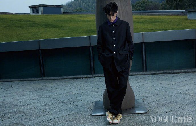 90后男明星肖战《VogueMe》二月刊封面大片怼脸照 8