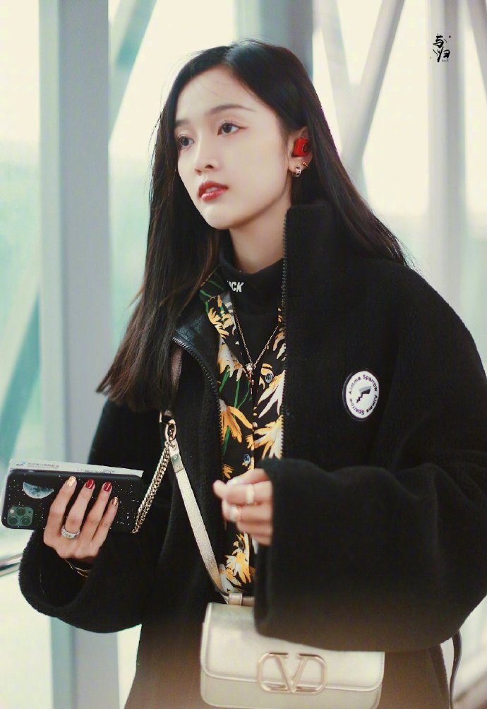 火箭少女101美女明星吴宣仪机场街拍图片&nbsp;