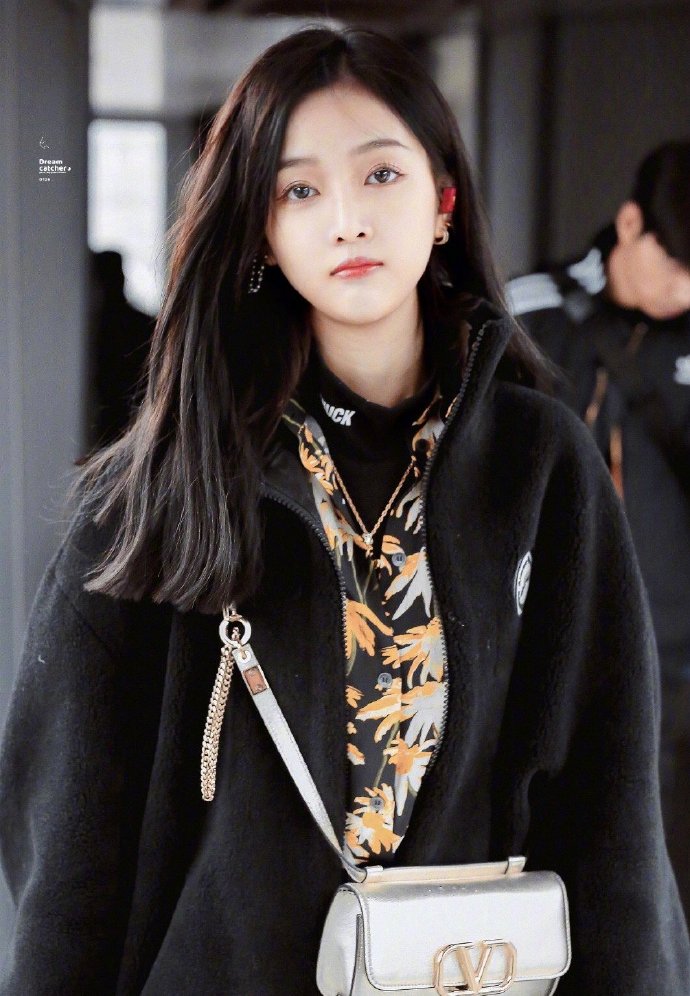 火箭少女101美女明星吴宣仪机场街拍图片&nbsp; 2