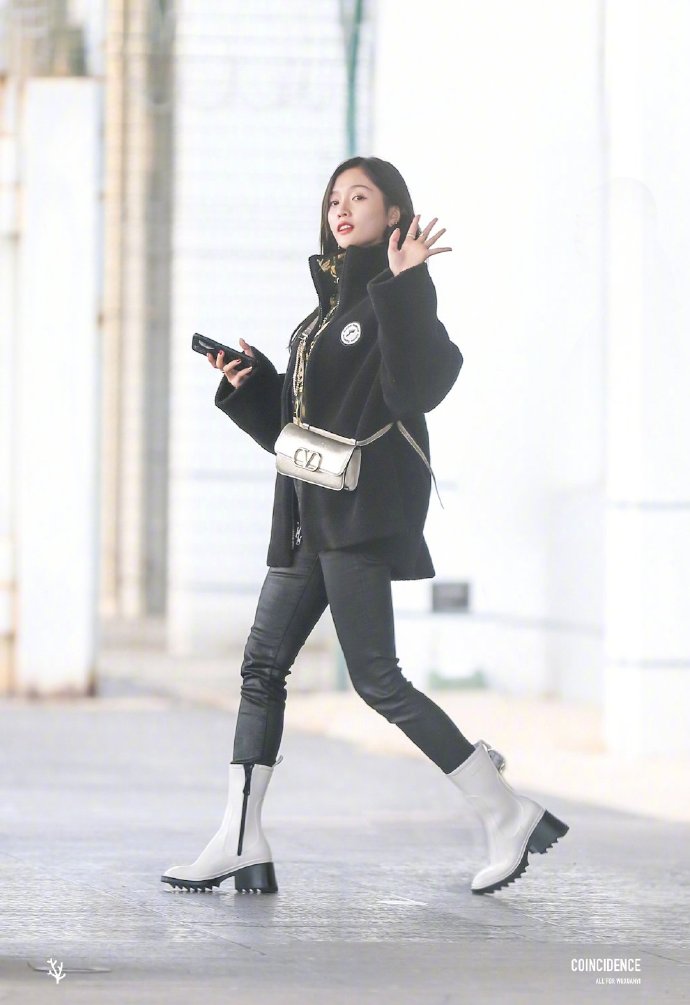 火箭少女101美女明星吴宣仪机场街拍图片&nbsp; 3