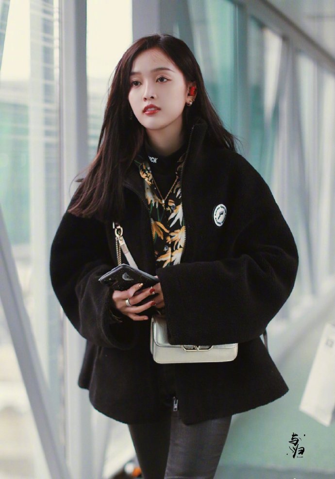 火箭少女101美女明星吴宣仪机场街拍图片&nbsp; 4