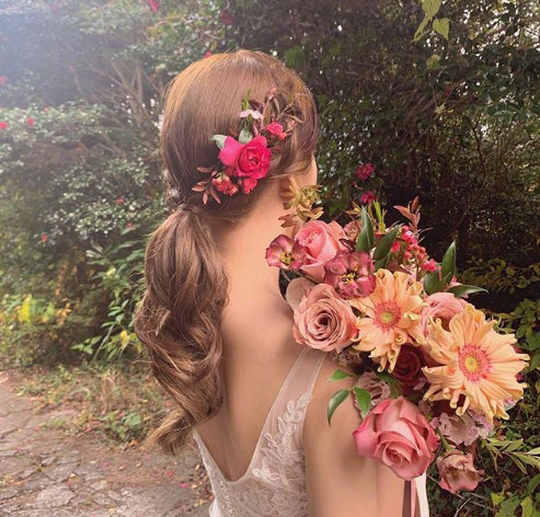 白色婚纱绝配的韩系花式编发发型图片