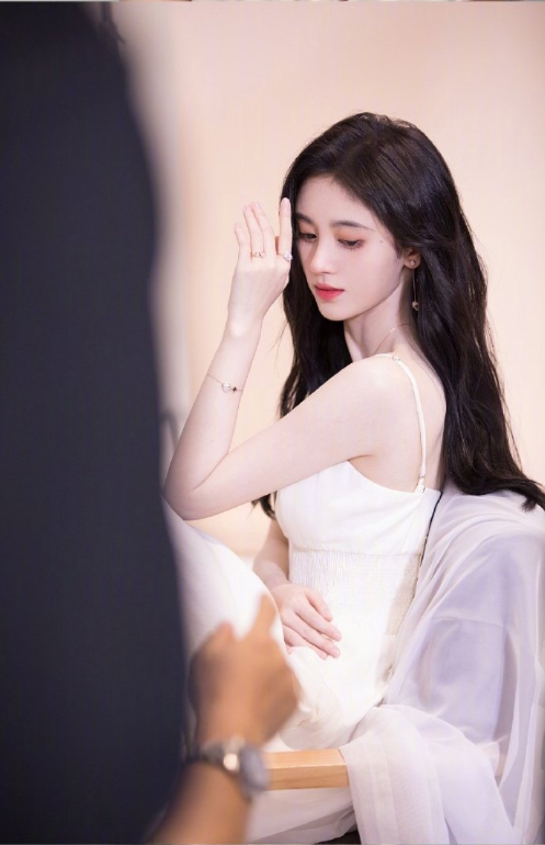 中国美女明星鞠婧祎白色连衣裙海边唯美写真 9