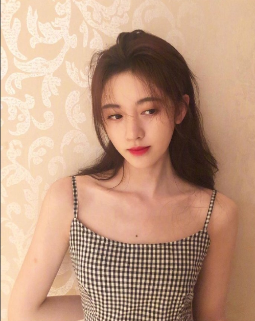 亚洲美女鞠婧祎黑白格吊带裙私房照图片 2