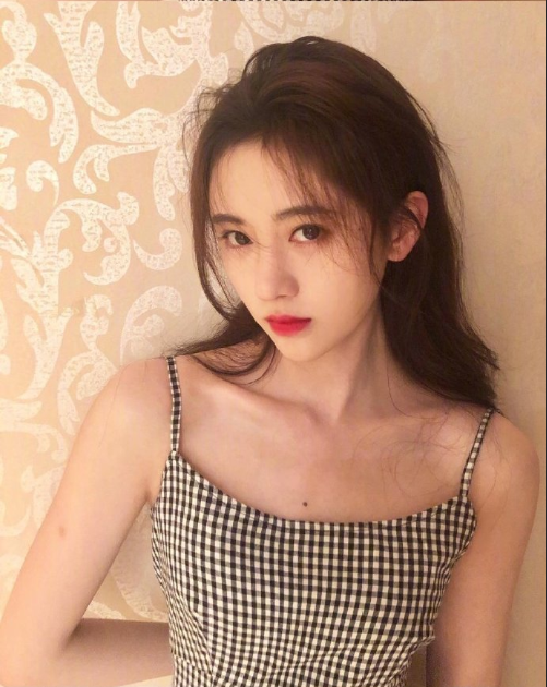 亚洲美女鞠婧祎黑白格吊带裙私房照图片 3