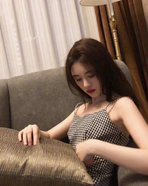 亚洲美女鞠婧祎黑白格吊带裙私房照图片 4