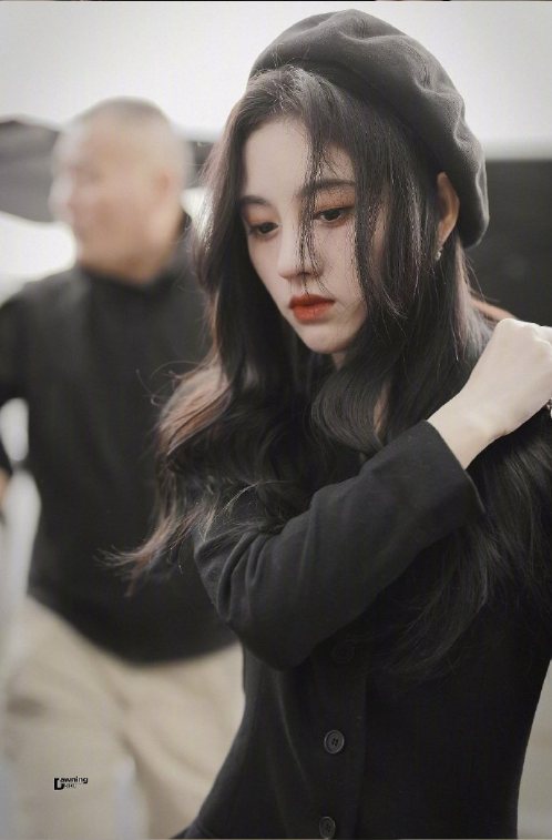 内地明星美女鞠婧祎机场街拍照图片 3