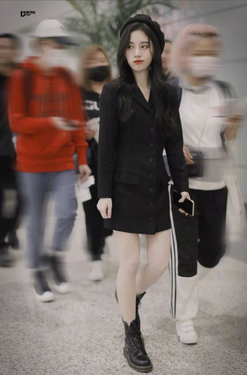 内地明星美女鞠婧祎机场街拍照图片 7