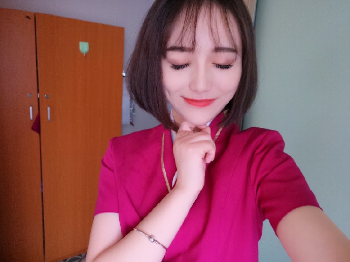 清纯短发美女甜心空姐可爱图片 5