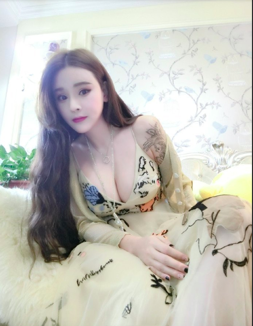 性感的纹身美女迷人的乳沟风情自拍照图片