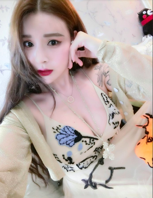 性感的纹身美女迷人的乳沟风情自拍照图片 2