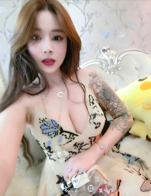 性感的纹身美女迷人的乳沟风情自拍照图片 3