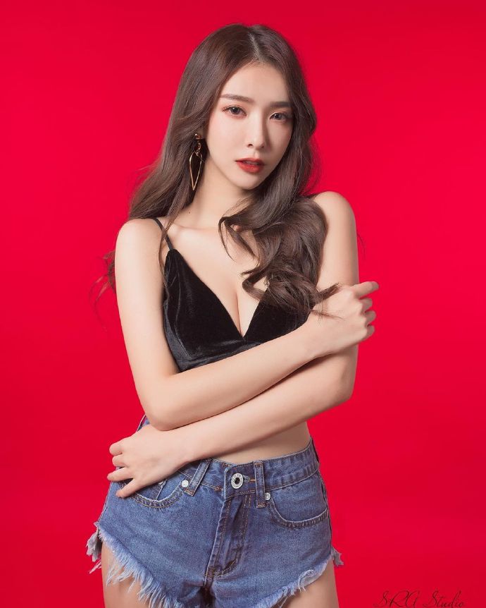 眼神迷离的气质美女图片 2