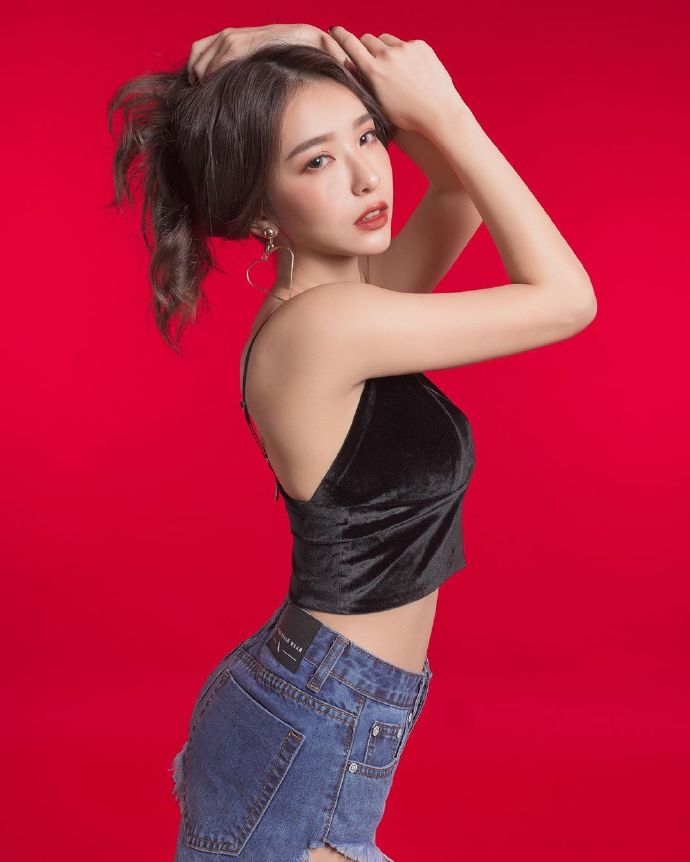 眼神迷离的气质美女图片 3