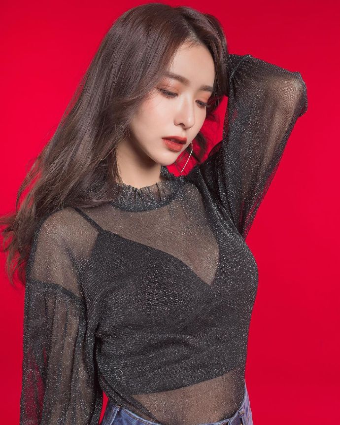 眼神迷离的气质美女图片 4