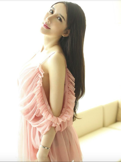 宅男女神性感美女王瑾轩粉色纱裙深深的乳沟诱惑图片 3