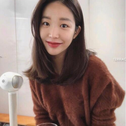 温柔慵懒感的中长发发型气质美女图片