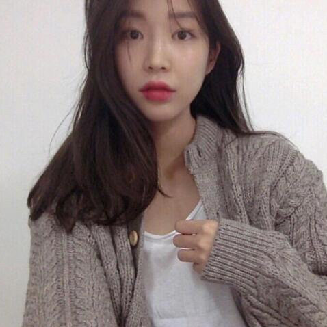 温柔慵懒感的中长发发型气质美女图片 2