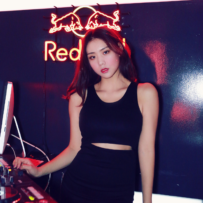 肉肉的丰满美女酥胸迷人自拍照图片 6