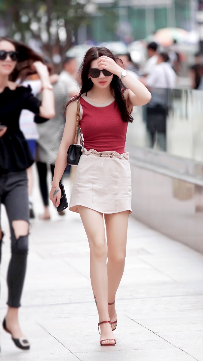 红白穿搭的肤白貌美街拍美女​​​​图片 2