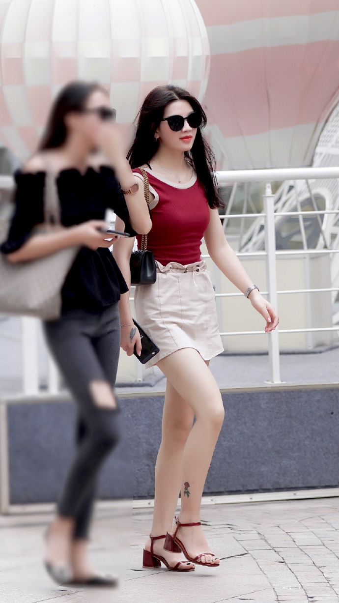 红白穿搭的肤白貌美街拍美女​​​​图片 3