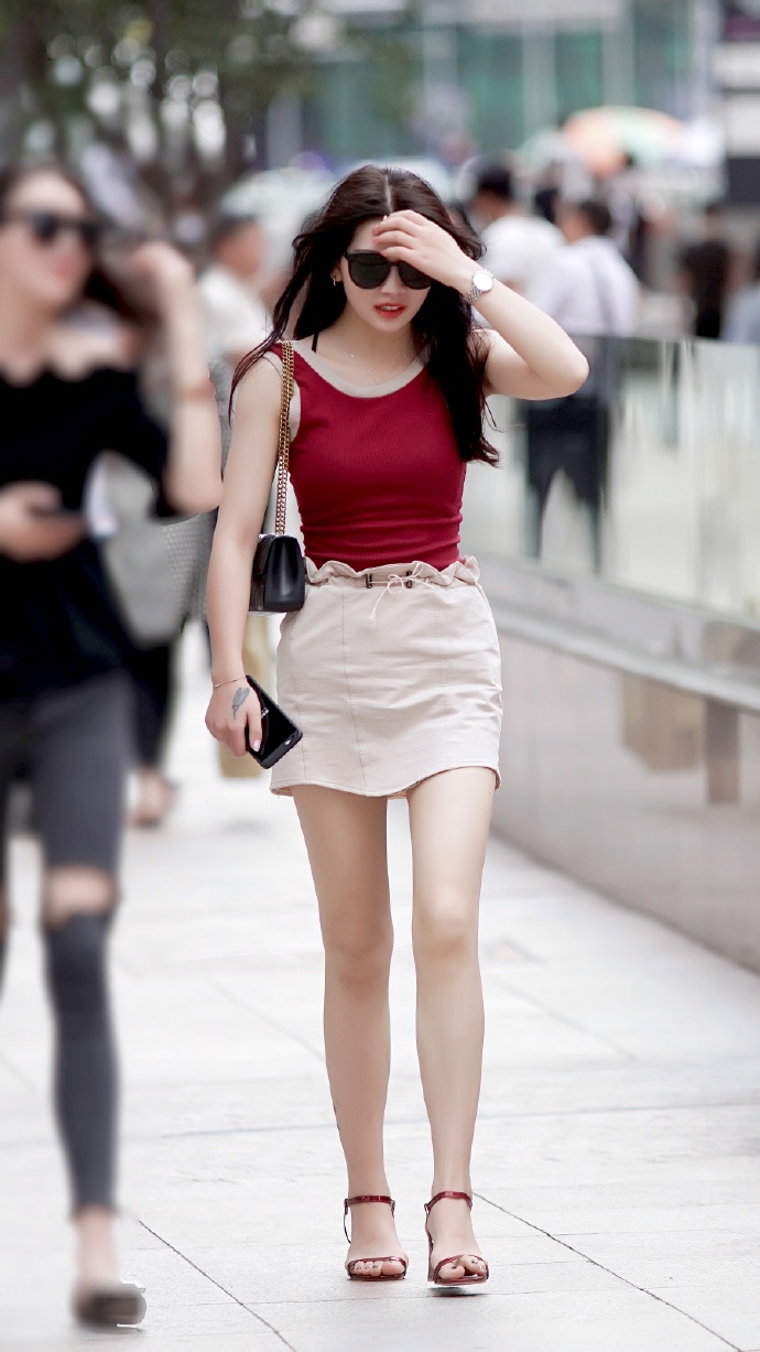 红白穿搭的肤白貌美街拍美女​​​​图片 4