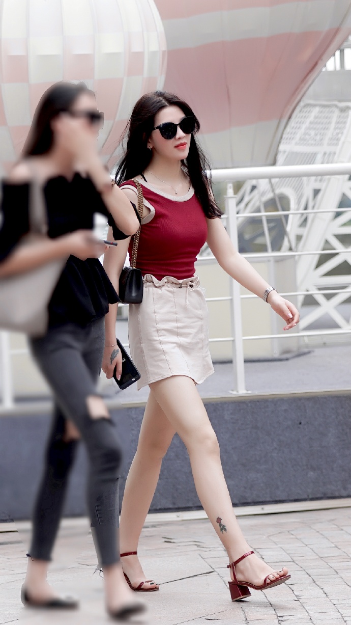 红白穿搭的肤白貌美街拍美女​​​​图片 5