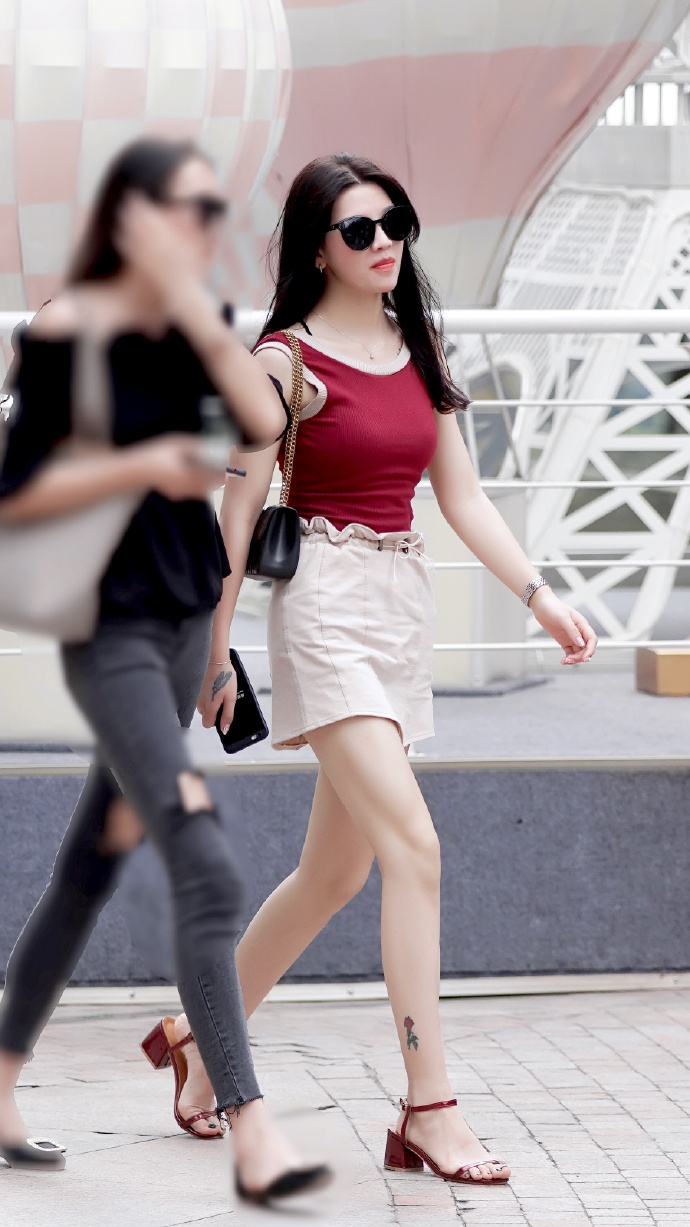 红白穿搭的肤白貌美街拍美女​​​​图片 6
