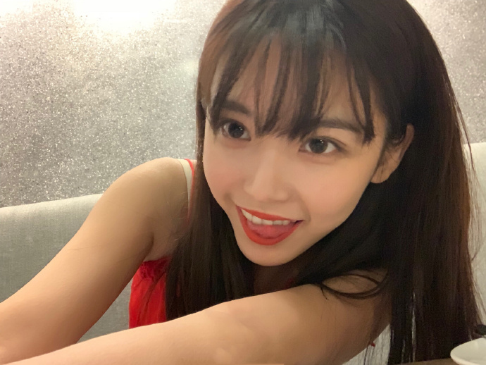 好可爱的小姐姐齐刘海长发亚洲美女自拍照图片